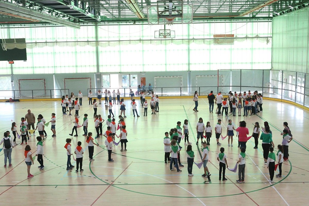 Més de 600 escolars ballant al pavelló poliesportiu de La Llana