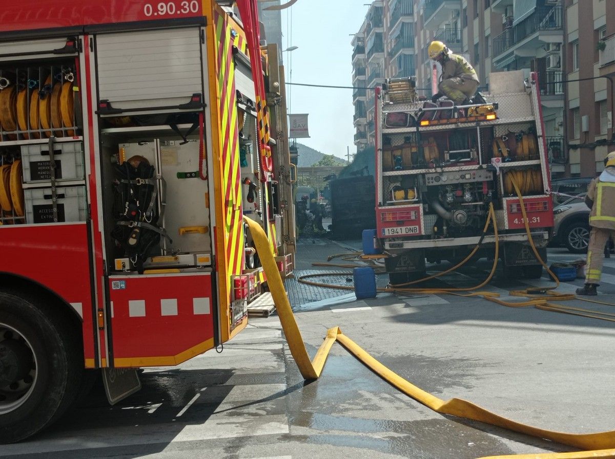 Incendi d'un vehicle de neteja a Rubí. 