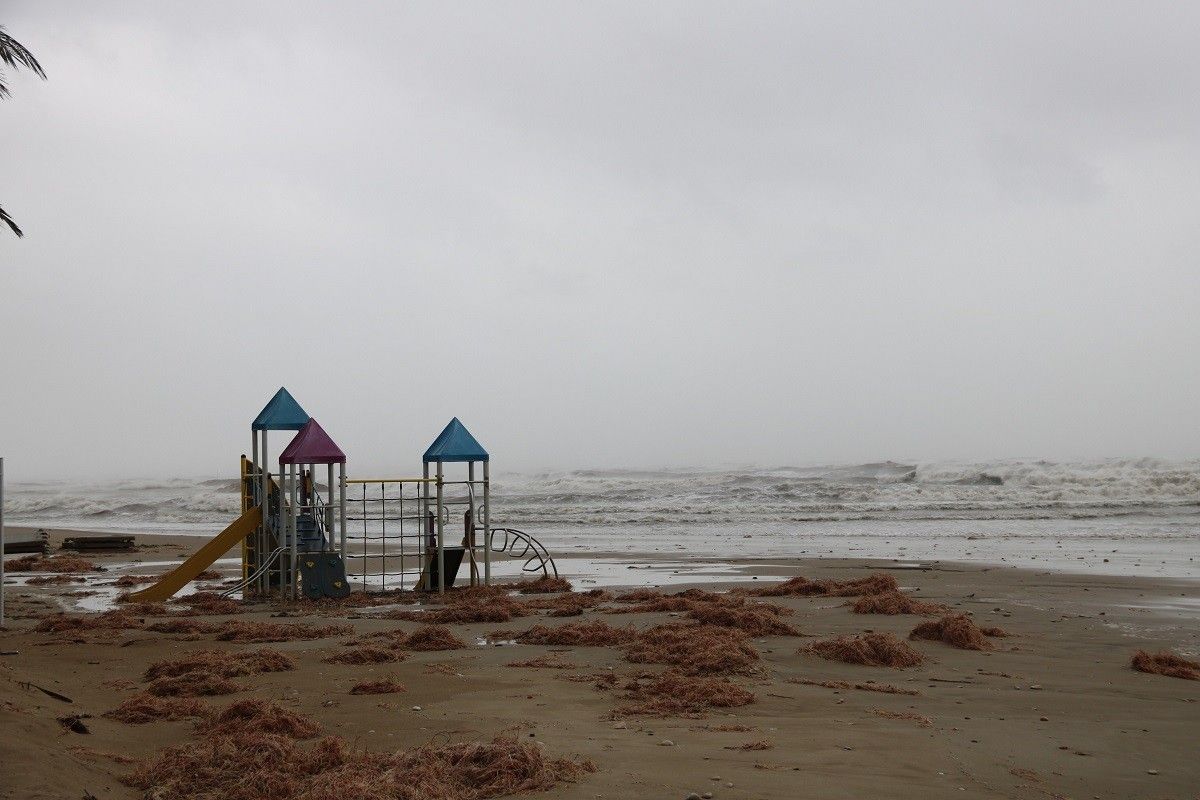 La platja de Cunit, engolida pel mar.