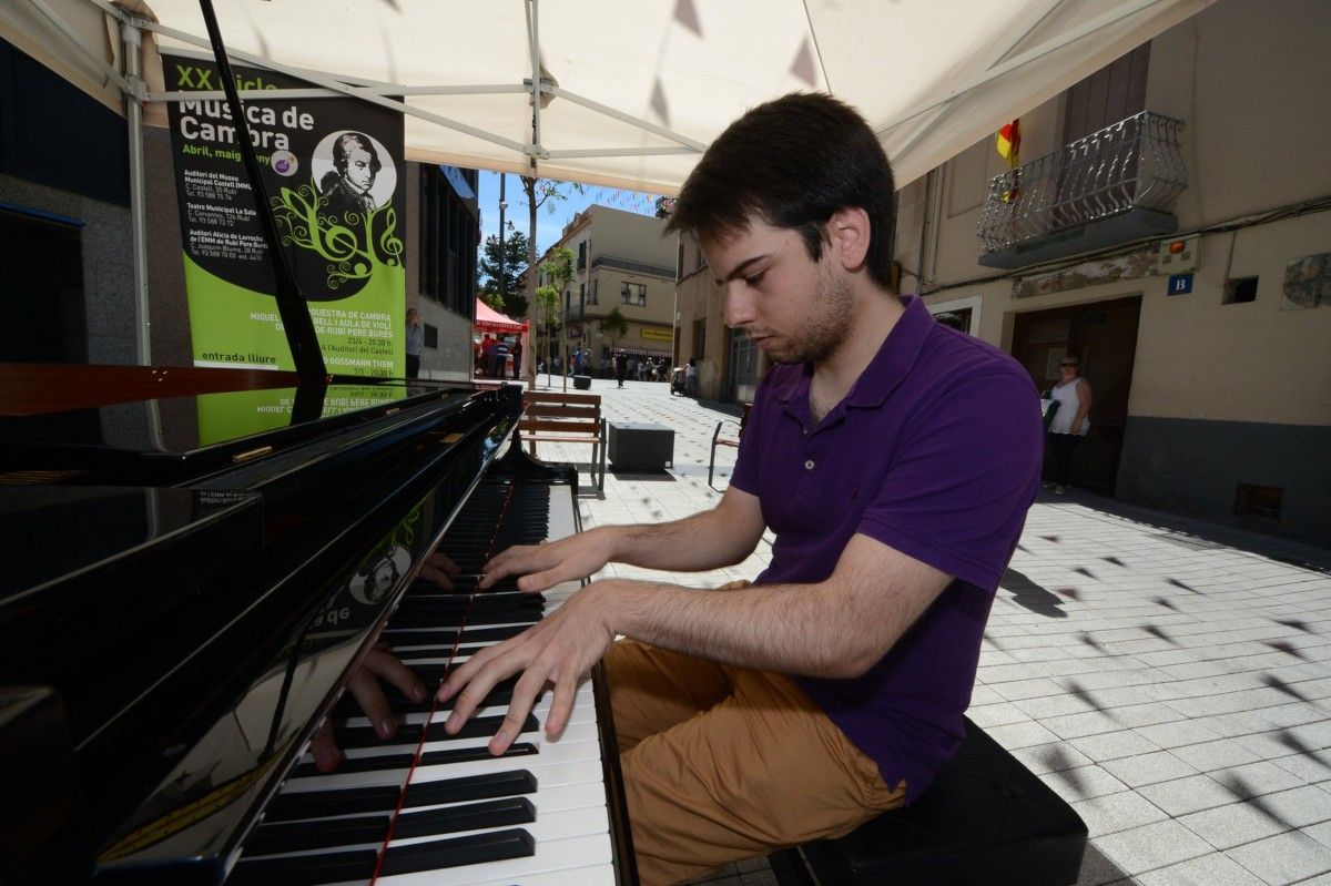 Un jove tocant el piano al carrer, el Dia Mundial de la Música del 2016