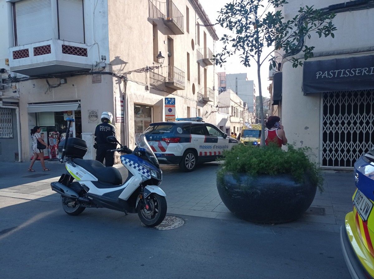 Policia Local, Mossos d'Esquadra i ambulàncies del SEM al carrer Prim