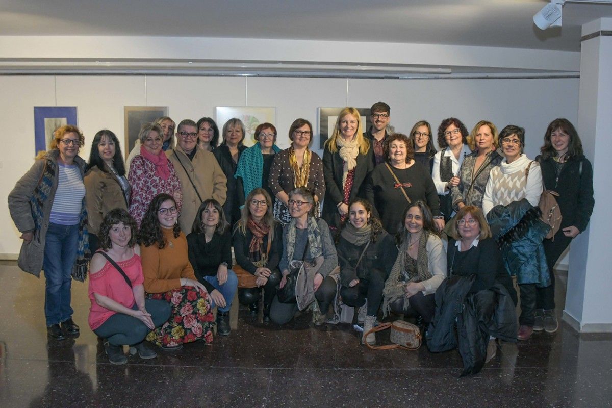 Les integrants de Mujeres Creativas del Vallès amb l'alcaldessa i regidors, durant la inauguració